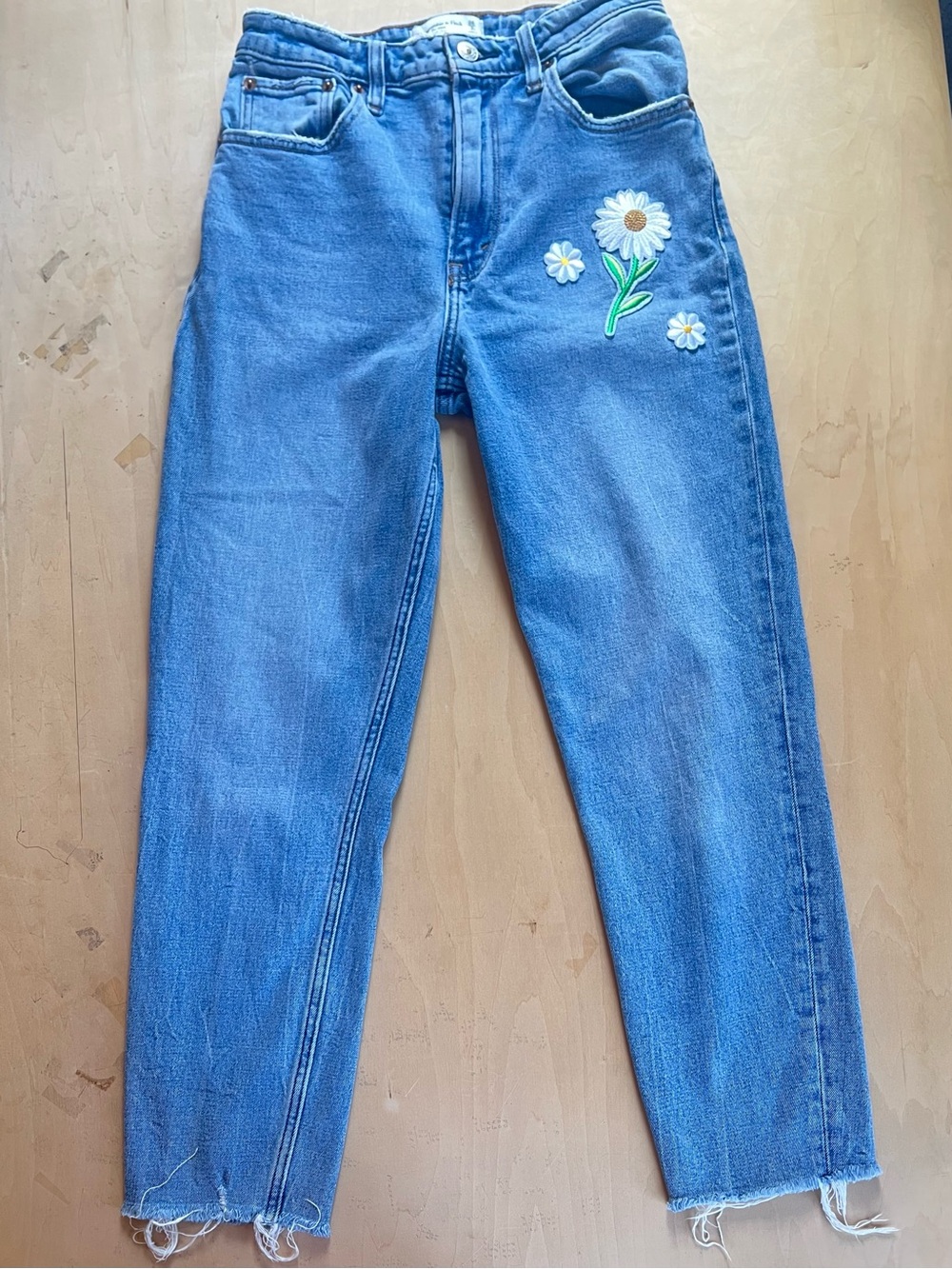 Abercrombie Curve Love Mom Jeans 26 Floral Butterfly Patch Cropped Raw Hem